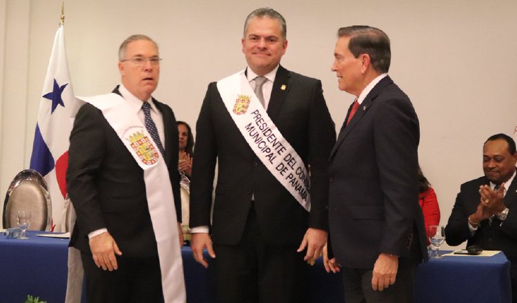 José Luis Fábrega; el presidente del concejo, Carlos Pérez Herrera, y el presidente Laurentino Cortizo. Foto de Twitter