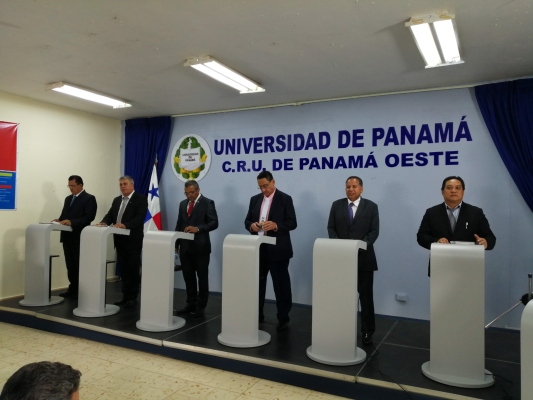 Los seis candidatos que buscan hacerse de la Alcaldía de La Chorrera, participaron de un debate organizado por la Regional de la Universidad de Panamá. Foto/Eric Montenegro