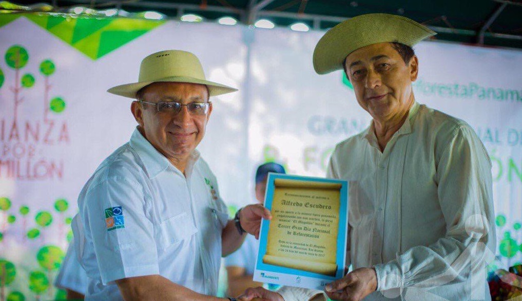 Alcibiades Vásquez Velásquez (izq.) fue ministro de Desarrollo Social en el Gobierno de Juan Carlos Varela. Foto Mides