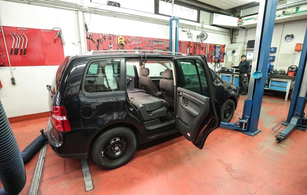 Vista de un auto que escondía drogas en su interior, incautado por la Oficina Federal de Investigación Criminal (BKA), en la sede de Wiesbaden, Alemania.FOTO/EFE