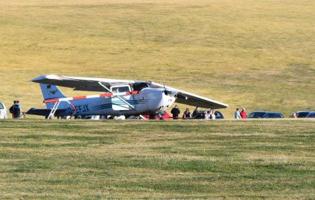 Según fuentes policiales citadas por los medios, el piloto perdió el control de la avioneta cuando trataba de aterrizar.