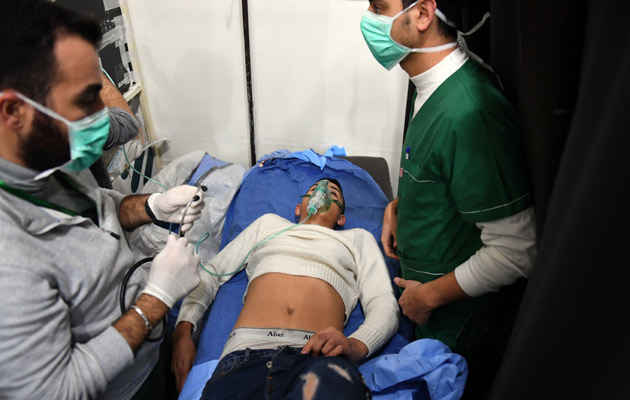 Según los cálculos del Observatorio Sirio, 94 personas necesitaron atención médica y 31 de ellas permanecen hospitalizadas por los efectos del gas. FOTO/AP
