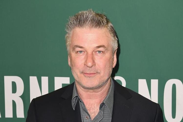 Alec Baldwin debía ser notificado de su cargo por agresión, dijo el portavoz.