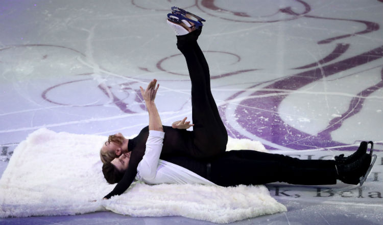 Alexandra Stepanova e Ivan Bukin durante su rutina en el campeonato de patinaje. Foto EFE