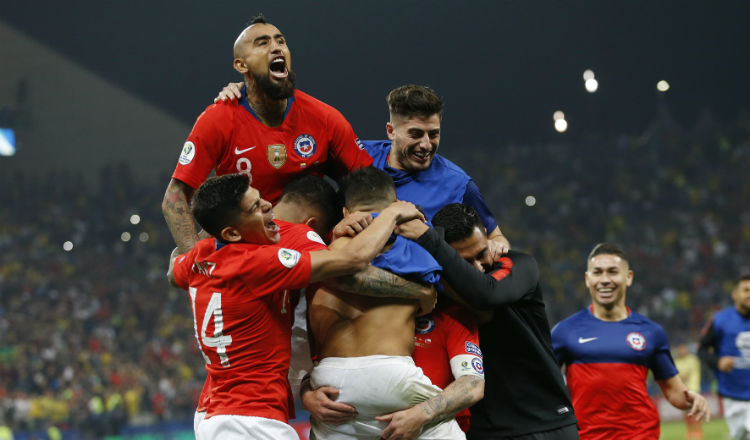Los jugadores de Chile celebran con Sánchez el penal definitivo. Foto AP