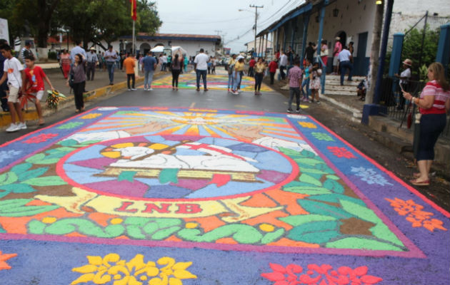 Las alfombras son hechas de aserrín y sal. Foto: Thays Domínguez. 