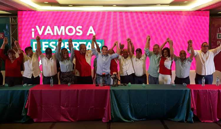 Directivos de ambos colectivos alzan los brazos, tras el acuerdo. Víctor Arosemena