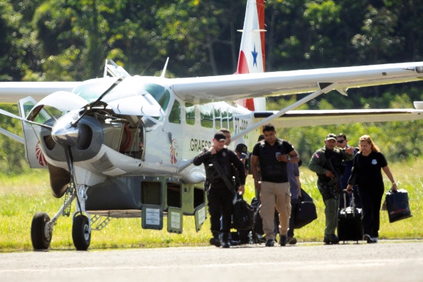 Oficiales forenses llegan al aeropuerto de Altamira para ayudar con la identificación de las 57 víctimas de la masacre de ayer, en Altamira (Brasil). FOTO/EFE