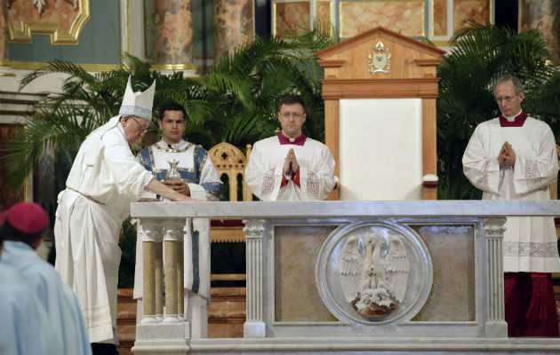 El papa Francisco oficia misa de consagración del altar de la Catedral Santa Maria La Antigua. 