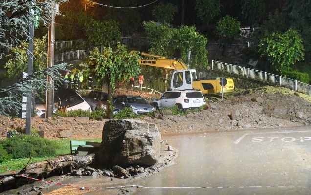 No hay heridos, pero hay muchos daños en varias áreas del país afectadas por lodo y escombros. Destruyó varios autos. Toda la zona había sido golpeada recientemente por otras olas de mal tiempo. FOTO/AP