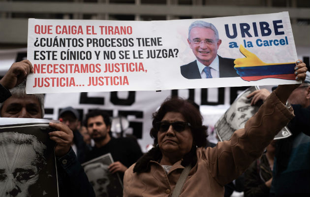 Según algunos de los polémicos testigos del caso, Uribe y su hermano Santiago ayudaron a fundar en los años 90 el Bloque Metro de las paramilitares Autodefensas Unidas de Colombia.