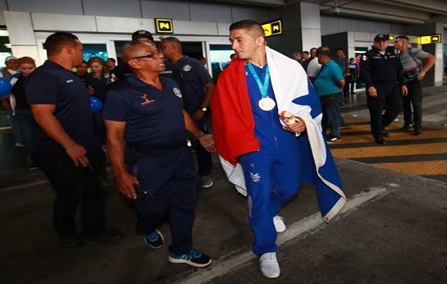 Alvis Almendra a su llegada al Aeropuerto Internacional de Tocumen. Foto: Anayansi Gamez