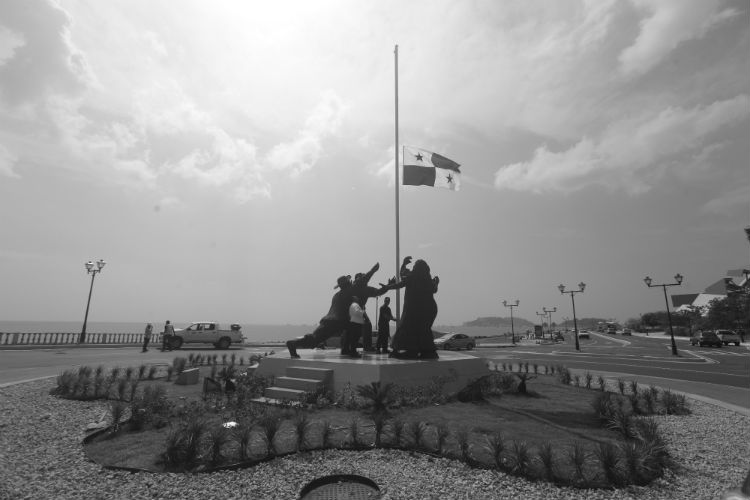 Monumento en honor a la bandera panameña en la Calzada de Amador.