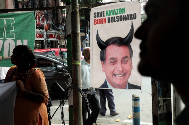 Activistas de la Federación de Estudiantes de India (SFI) participan en la protesta contra los incendios forestales de la selva amazónica y las políticas ambientales de Bolsonaro, cerca de la Embajada de Brasil en Kolkata, India oriental.FOTO/AP