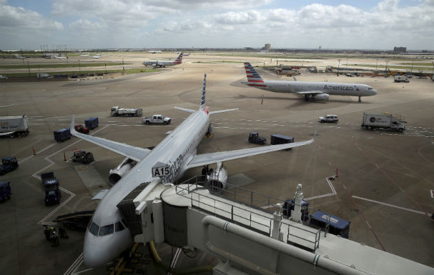  Aviones de American Airlines en el aeropuerto internacional de Dallas-Fort Worth en Grapevine, Texas. Foto: AP. 