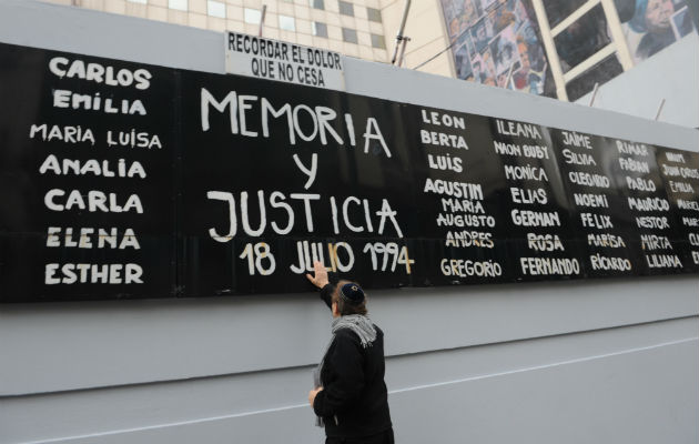 Este anuncio se da el mismo día en que se cumplen 25 años del atentado contra la mutua judía AMIA de Buenos Aires, en el que murieron 85 personas, sigue impune y es atribuido por la justicia argentina a ex altos cargos iraníes y a Hizbulá.