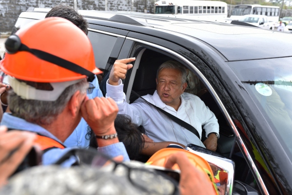 El presidente mexicano, Andrés Manuel López Obrador, habla con trabajadores durante un recorrido por la Planta de Fertilizantes de Petróleos Mexicanos y la Terminal Marítima Pajaritos. FOTO/EFE