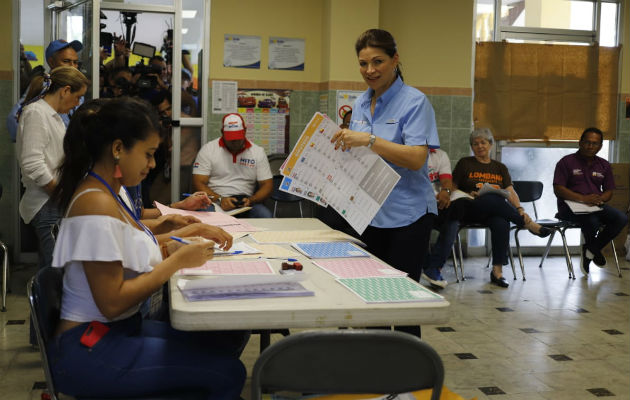 Gómez volvió a descatar, a su salida del centro de votación, que luchó contra el sistema partidario. 