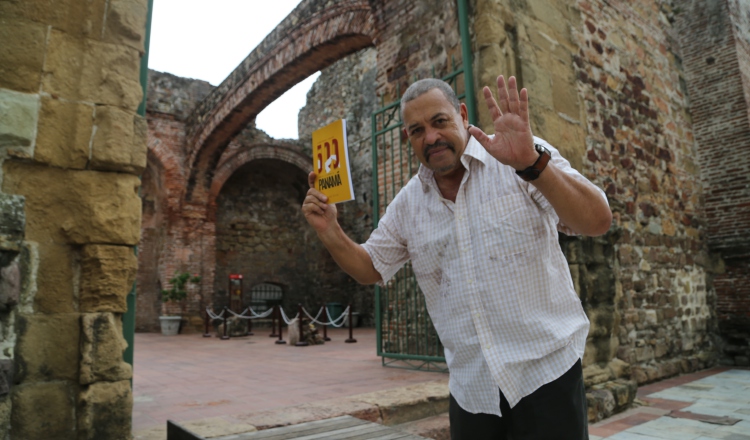 Andrés Villa, con un ejemplar de  'Leyendas Cuentos y Tradiciones 500 Años de la Ciudad de Panamá' donde cuenta la historia del Arco Chato. Andrés Villa.