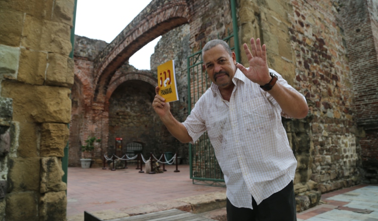 Andrés Villa, con un ejemplar de 'Leyendas Cuentos y Tradiciones 500 Años de la Ciudad de Panamá' donde cuenta la historia del Arco Chato. Andrés Villa.