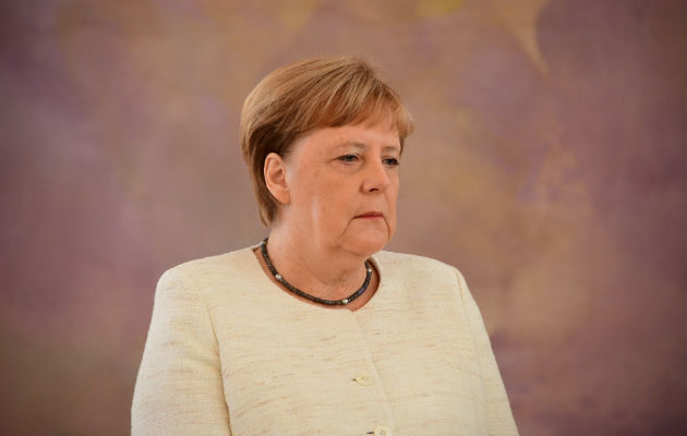 La semana pasada Merkel trató de restar importancia a las especulaciones desatadas sobre su estado de salud tras un episodio similar al de esta mañana, cuando se la vio intentando controlar un temblor de manos y piernas mientras recibía al presidente de Ucrania, Volodímir Zelenski.