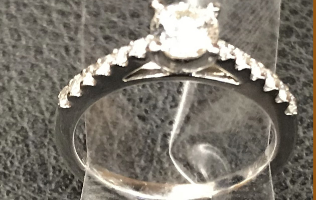 La Policía de Nueva York, encontró el anillo, lo pulió para devolvérselo a la pareja de enamorados. FOTO/AP