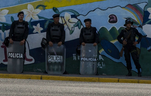 Antimotines de la Policía Nacional apostados ante protestas en Managua. Foto: EFE.