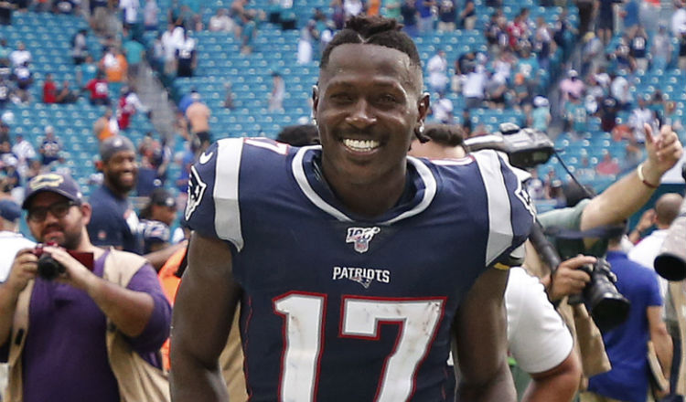 Antonio Brown (izq.) solo jugó un partido con los Patriots. Foto AP