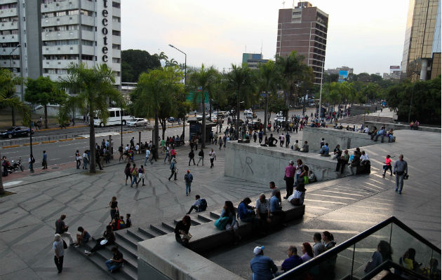 Cientos de personas caminan este jueves por una calle de Caracas (Venezuela), luego de un apagón eléctrico que afectó a gran parte del país. Foto: EFE.