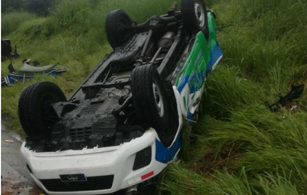 Del impacto, el equipo pesado perdió la parte frontal y quedó metido a orillas de la carretera. Foto: Diómedes Sánchez S.