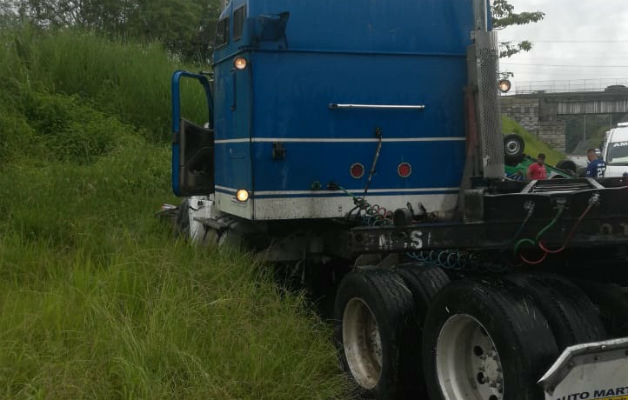 Del impacto, el equipo pesado perdió la parte frontal y quedó metido a orillas de la carretera. Foto: Diómedes Sánchez S.