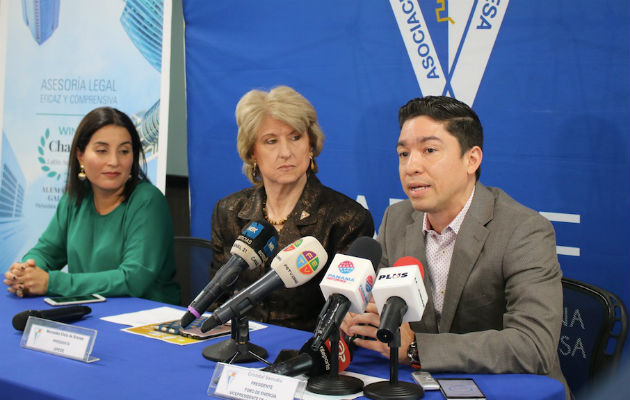 María Karina Pinzón, Mercedes Eleta de Brenes y Cristobal Samudio. Foto: Cortesía