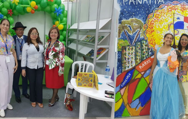 Irene de Delgado y otros escritores. El estand de Aplij fue muy concurrido. Todos quedaron satisfechos por la acogida de los visitantes. /Foto Cortesía Aplij