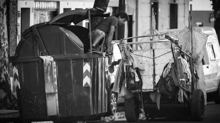 Un hombre busca en un viejo contenedor de basura en Buenos Aires. Autoridades intentan colocarle cerrojos para evitar que ensucien las calles con los restos de basura. Foto: EFE