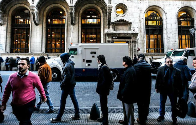 En el distrito financiero de Buenos Aires, casas de cambio y bancos operaron hoy con mayor normalidad. Foto: EFE