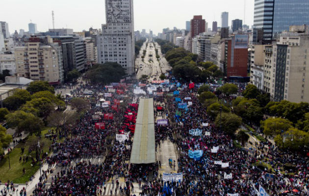 Argentinos salen a protestar.