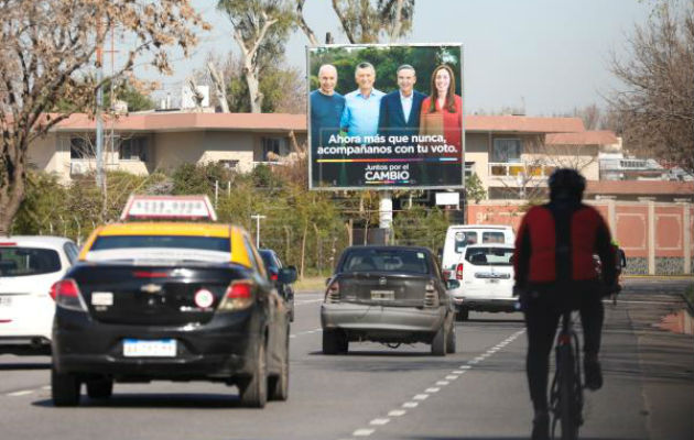 Vista de un cartel propagandístico de Mauricio Macri, candidato a las primarias de Propuesta Republicana, en Argentina. Foto: EFE