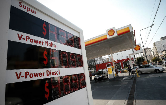 Vista de los precios de la gasolina en una estación de servicio, en Buenos Aires (Argentina). Foto: EFE.