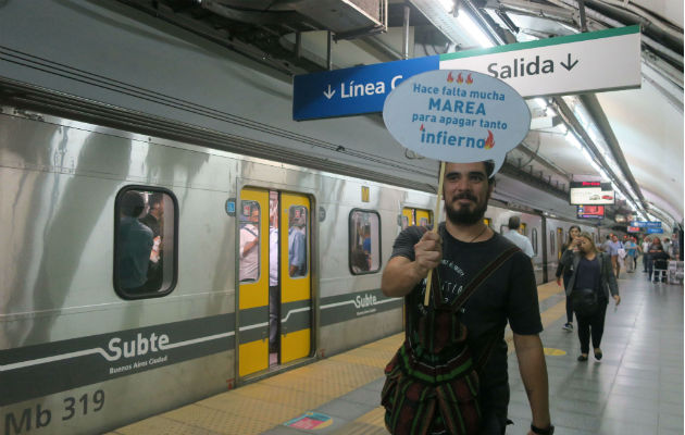 Uno de los manifestantes en el metro de Buenos Aires. Foto: EFE.