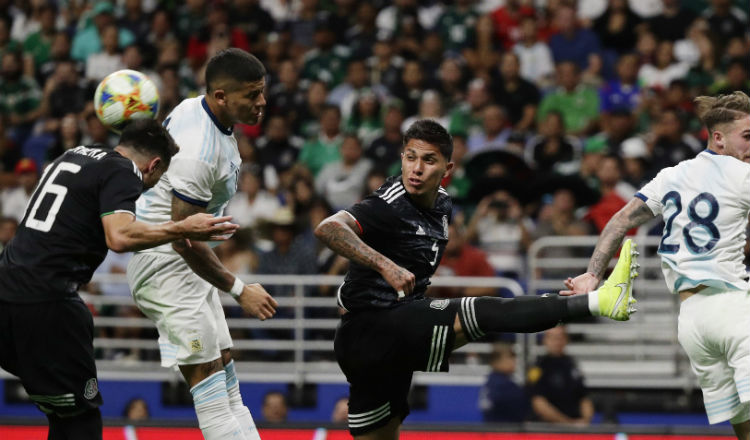 Jugada defensiva de México ante Argentina. Foto AP