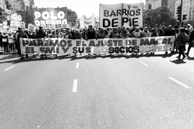 Una de las jornadas de protestas por la delicada situación económica que vive el pais. Los argentinos en general se empobrecieron un 30%, en promedio, en un solo día. El problema de fondo continúa. Foto: EFE.