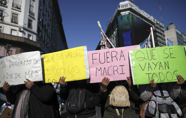 Rechazan que prioridad sea el pago de la deuda externa. Foto: AP