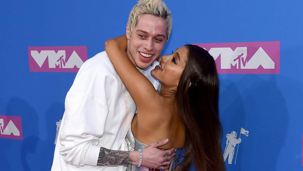 Pete Davidson y Ariana Grande.