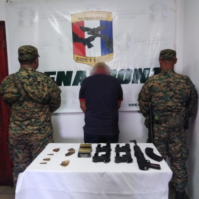 Durante la diligencia de registro se ubicó por parte de los organismos de seguridad debajo del cobertor en la parte trasera del auto que conducía, un arma de guerra AK 47, junto a un proveedor con municiones sin detonar. Foto/José Vásquez