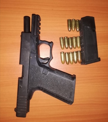 Al verificar el área, fue encontrado un arma de fuego; la misma era una pistola 9 milímetros, glob 19, con sus municiones. Foto/Diómedes Sánchez