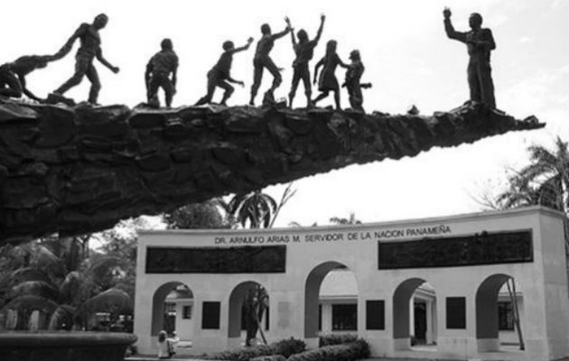 Monumento en honor al expresidente Arnulfo Arias Madrid, en la entrada de la calzada de Amador. Foto: Archivo.