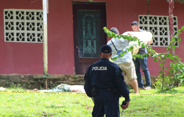 El cuerpo fue encontrado frente al portal de una casa. Foto: Eric A. Montenegro.