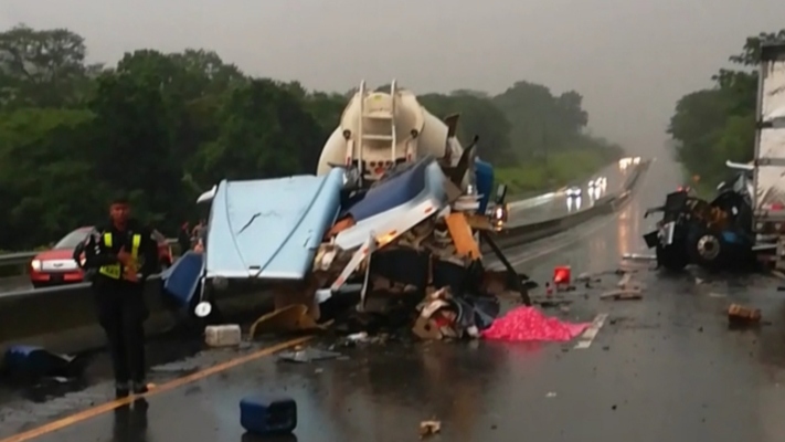 Uno de los articulados transportaba cemento y el otro mercancía seca cuando colisionaron. Foto/Mayra Madrid