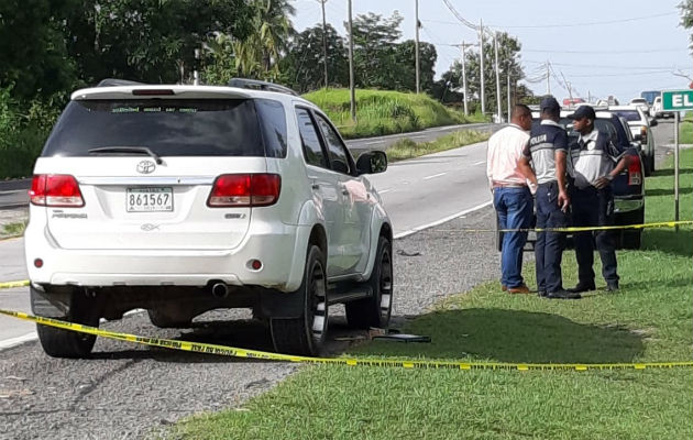 Este es el auto abordado por los asaltantes para robar la  planilla y que fue dejado abandonado por los delincuentes en San Carlos. Foto: Eric A. Montenegro.