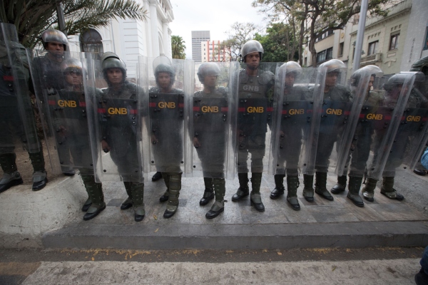 El contingente de la Policía, la Guardia y el Sebin, buscan presuntos explosivos en la Asamblea Nacional. FOTO/EFE